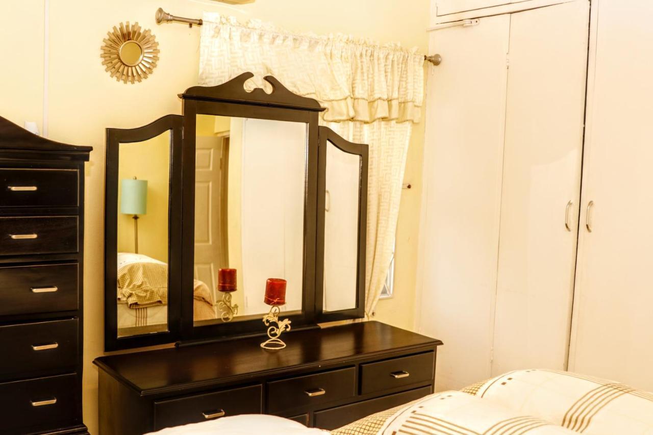 Crystoural Suites Near The Us Embassy - Gated & Secure - 2 Bedrooms, 2 Beds, 4 Guest Kingston Exterior foto